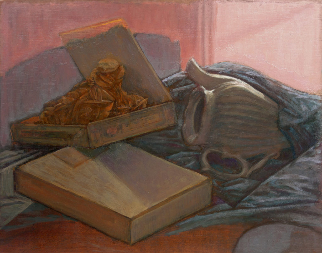 Rosa del desierto, cajas de madera y jarra de porcelana entre oleaje de telas-Juan Vaquerizo